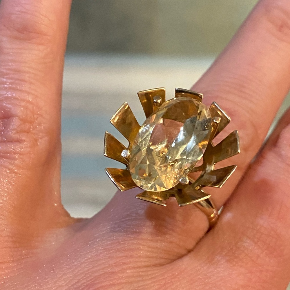 Stunning 14k gold ring with a center light yellow stone